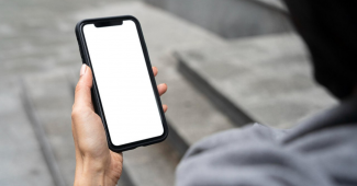 Mão masculina segurando um telefone