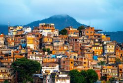 bela vista de uma pequena cidade nas montanhas durante o pôr do sol no brasil