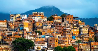 bela vista de uma pequena cidade nas montanhas durante o pôr do sol no brasil