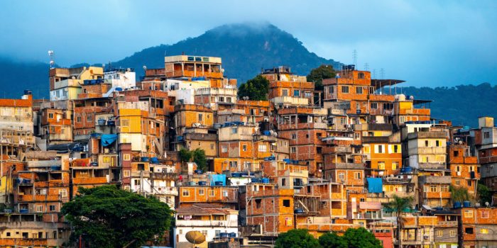 bela vista de uma pequena cidade nas montanhas durante o pôr do sol no brasil